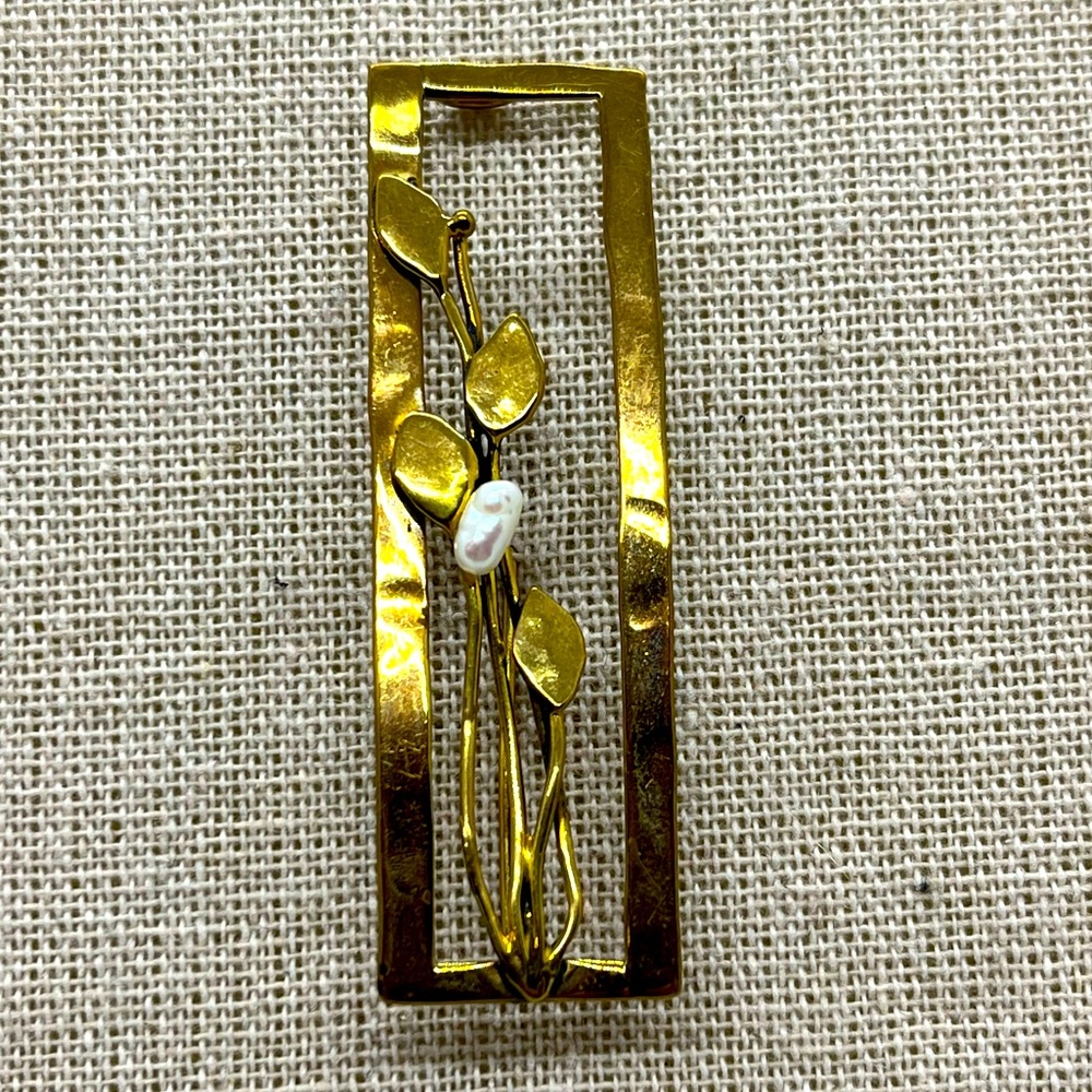 Beautiful Brass and Freshwater Pearl Willow Brooch